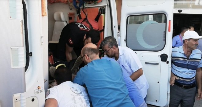 Erzincanda Ambulans Sedyesi Sıkışınca Arbede Yaşandı