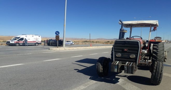 Otomobil Traktör İle Çarpıştı: 2 Yaralı
