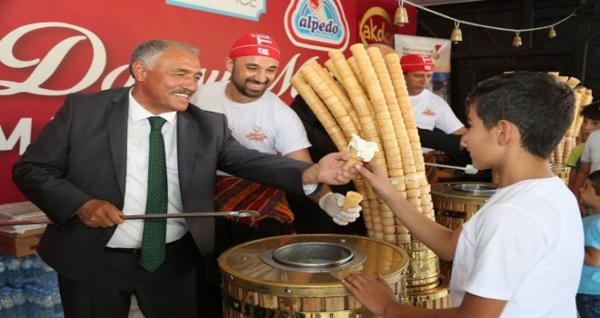 Niğde Belediyesinden Vatandaşa Dondurma İkramı