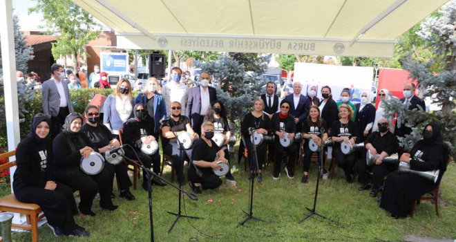 Kadınlar hem eskilere hem hayata renk kattı