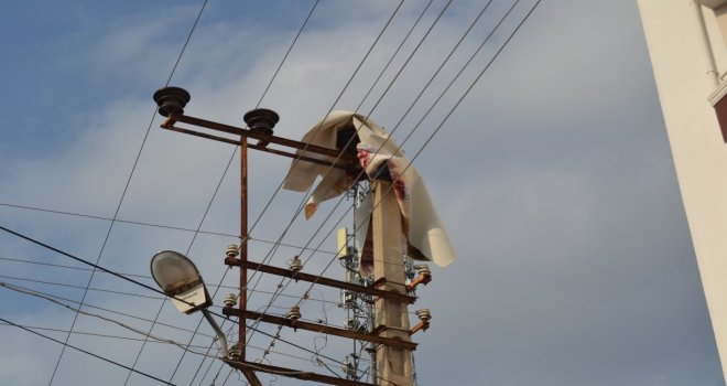 Evin Balkonundan Uçan Halı Elektrik Tellerinin Üzerine Düştü