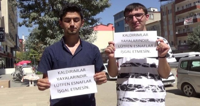 (Özel) Liseli Öğrencilerden Kaldırım İşgaline Afişli Tepki