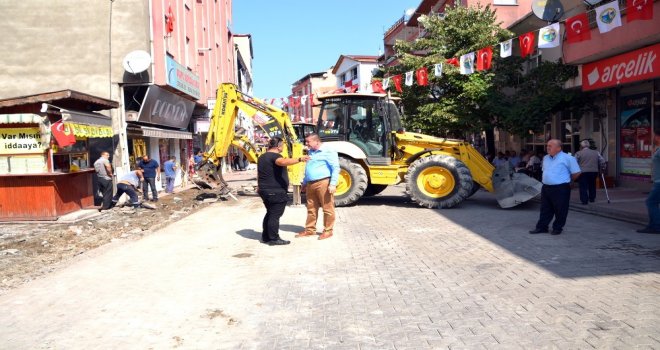 Hükümet Caddesinde 30 Yıl Sonra Kaldırım Ve Parke Yenileme Çalışması