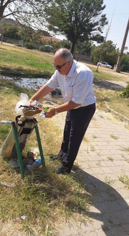 Ak Parti İl Genel Meclis Üyesi, Mazhar Müfit Kansu Parkında Çöp Topladı