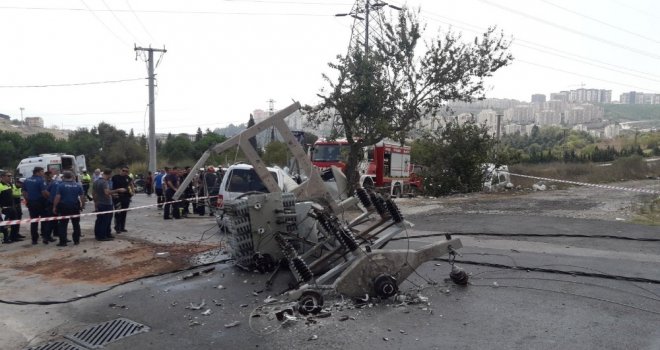 Hafif Ticari Araç Önce Yayaya Sonra Elektrik Direğine Çarptı: 2 Ölü