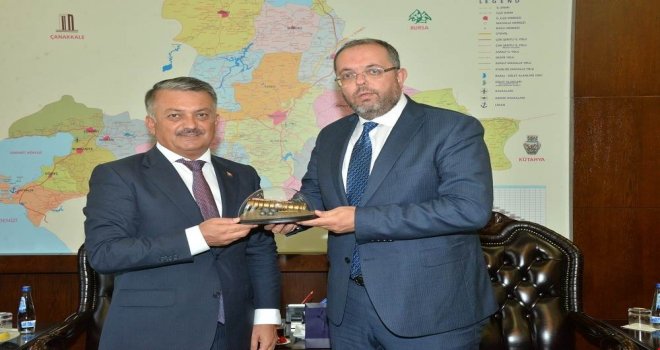 Fatihin Şahi Topu Maketi Vali Yazıcıya Hediye Edildi