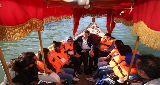 Denizi Olmayan Tokatta Çocukların Kayık Keyfi