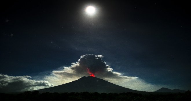 Endonezyada Agung Yanardağı Harekete Geçti