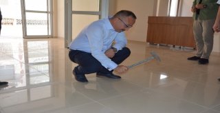 Siirt Valisi Denetime Çıkı, Düzgün Yapılmayan Fayansları Tek Tek Kırdı