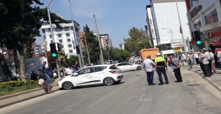 Kamyon İle Otomobil Çarpıştı