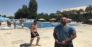 Iğdırlılar Sıcaktan Havuzlara Akın Etti