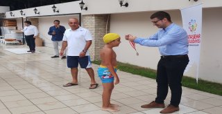 Ataşehirde Çocuklar Hem Yüzdü Hem Eğlendi