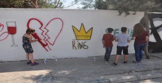 Siyasi Yazı Bulunan Duvarlara Gençler Çiçek Açtırdı