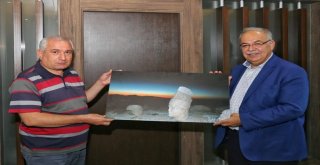 Adıyamanlı Fotoğraf Sanatçısından Kutluya Hediye