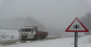 Mevsimin İlk Kar Yağışı Sürücülere Zor Anlar Yaşattı