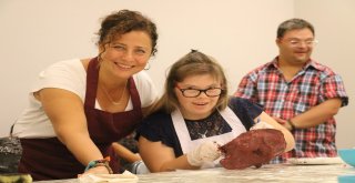 Tiyatro Maskları Down Sendromlu Gençlerin Elinde Renklendi