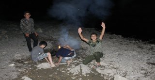 Çocukların Habur Çayında Tehlikeli Gece Eğlencesi