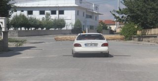 Otomobilin Camlarından Taşan Yük Görenleri Şaşırttı