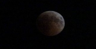 Ay Kızıla Büründü Vatandaşlar Telefonlarına Sarıldı