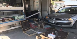 Kontrolden Çıkan Otomobil Lokantaya Daldı
