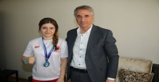 Başkan Yanılmaz, Başarılı Gençleri Tebrik Etti