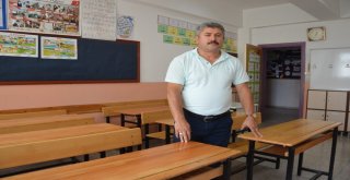 Müdür, Okul Sıralarını Zımparaladı Duvarları Boyadı