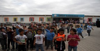 Suriyeli Çocuklara Çanta Ve Kırtasiye Malzemesi Dağıtıldı