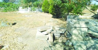 Magandalar Mezarlık Çeşmelerini Kırdı