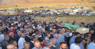 İrandaki Kazada Hayatını Kaybeden Yüksekovalılar Toprağa Verildi