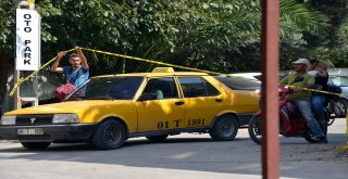 Yıkılmak Üzere Olan Duvara Aldırmadan Geçiyorlar