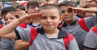 İstiklal Marşı Okunurken Asker Selamı Veren Çocuğun Hayali Asker Olmak
