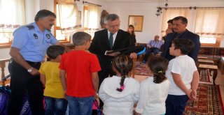 İhtiyaç Sahibi Çocuklara Kırtasiye Yardımı Yapıldı