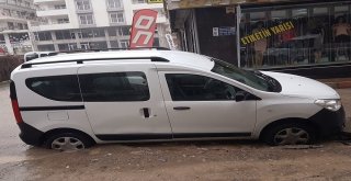 Dörtyolda Asfalt Çöktü, Otomobil Çukurda Kaldı