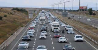 Tatilciler 35 Kilometrelik Araç Kuyruğu Oluşturdu