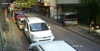 (Özel) Tırmanarak Girdiği Evin Kapısından Yürüyerek Çıkan Hırsız Kamerada