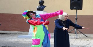 Palyaço Kılığına Giren Öğretmen Minik Öğrencilerle Oyun Oynadı