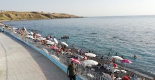Vanın İlk Ve Tek Mavi Bayraklı Plajına Yoğun İlgi