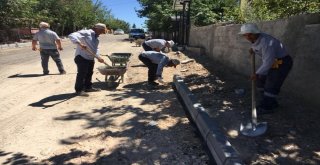 Yeni Sanayi Mahallesinde Kaldırım Döşeme Çalışması Yaptı