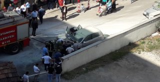 Park Halindeki Otomobil, Motor Kısmından Yandı