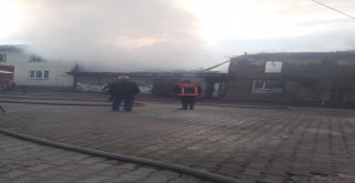 2 Katlı Ahşap Ev Alevlere Teslim Oldu