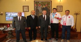 Vali Gül, Başarılı Sporcuları Ödüllendirdi