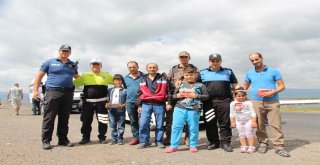 Ardahanda Polisten Şeker Ve Kolonya İkramı