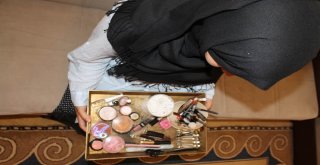 Mülteci Kadınlar Kaderleriyle Kuaförlük Yaparak Mücadele Ediyor