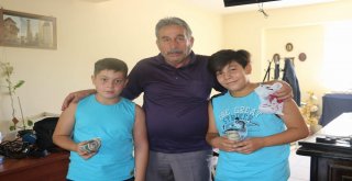 Okul İçin Biriktirdikleri Dolarları Liraya Çevirdiler