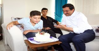 Hem Bayramlaştı Hem De Doğum Gününü Kutladı