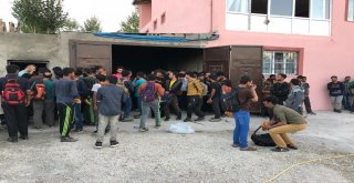 Vanda Bir Garajda 244 Kaçak Göçmen Yakalandı