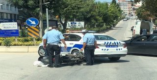 Polis Aracıyla Motosiklet Çarpıştı