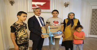 Tahmazoğlundan Başarılı Yetim Öğrenciye Bilgisayar