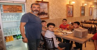 Sabah Namazına Camiye Gelen Çocuklara Çorba İkram Ediyor