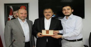 Veysel Eroğlundan Gençlere Teşekkür Ziyareti